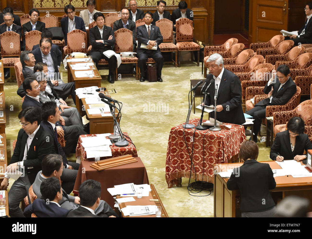 Tokio, Japan. 15. Juni 2015. Japans Verteidigungsminister Gen Nakatani, stehend auf der rechten Seite, Antworten auf eine Opposition Gesetzgeber während einer Diäten unteren Haus Sonderausschuss Sitzung diskutieren über die staatlich geförderte Paket von Sicherheit Rechnungen in Tokio auf Montag, 15. Juni 2015. Die Verwaltung von Premierminister Shinzo Abe versucht, durch die Ernährung die Rechnungen Eisenbahn die Japan, sein Recht auf kollektive Selbstverteidigung ermöglichen würde. © Natsuki Sakai/AFLO/Alamy Live-Nachrichten Stockfoto