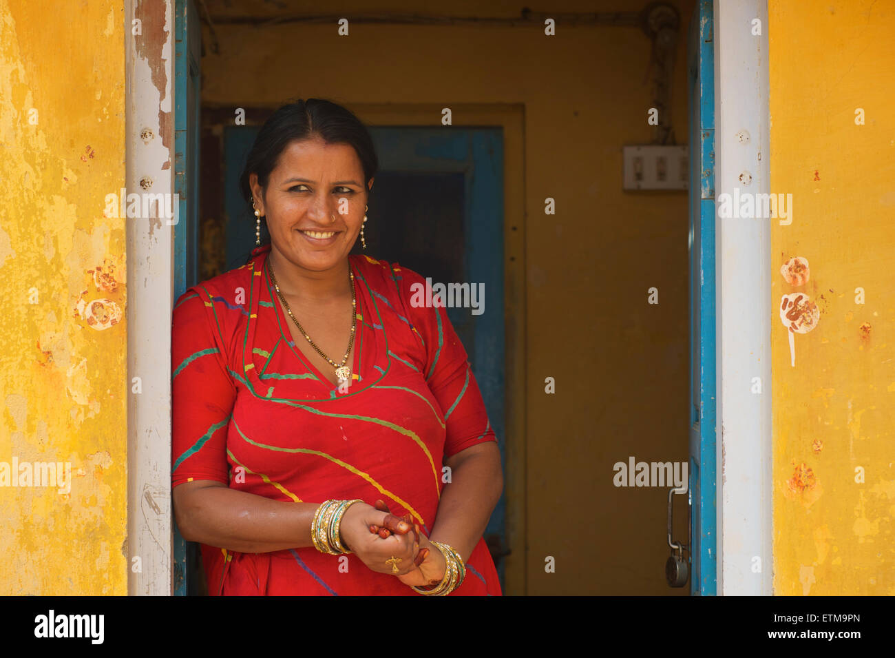 Porträt einer indischen Frau vor ihrem Haus, Mandawa, Shekawati Region, Rajasthan Indien Stockfoto