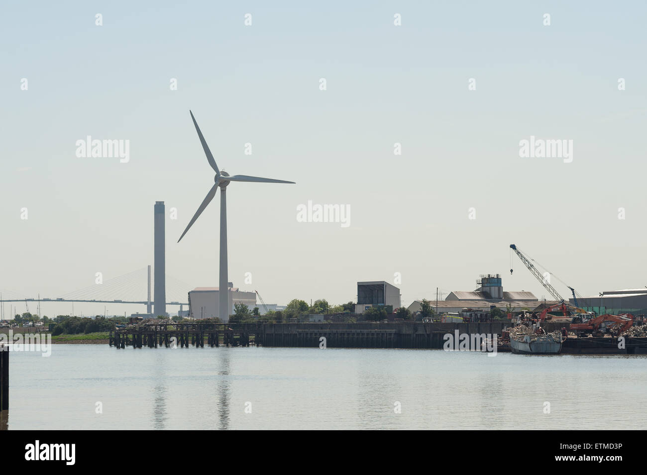 Turm von Littlebrook Kraftwerk kontrastiert mit alternativen Energien Windkraftanlage und QEII Brücke Flussüberquerung Stockfoto