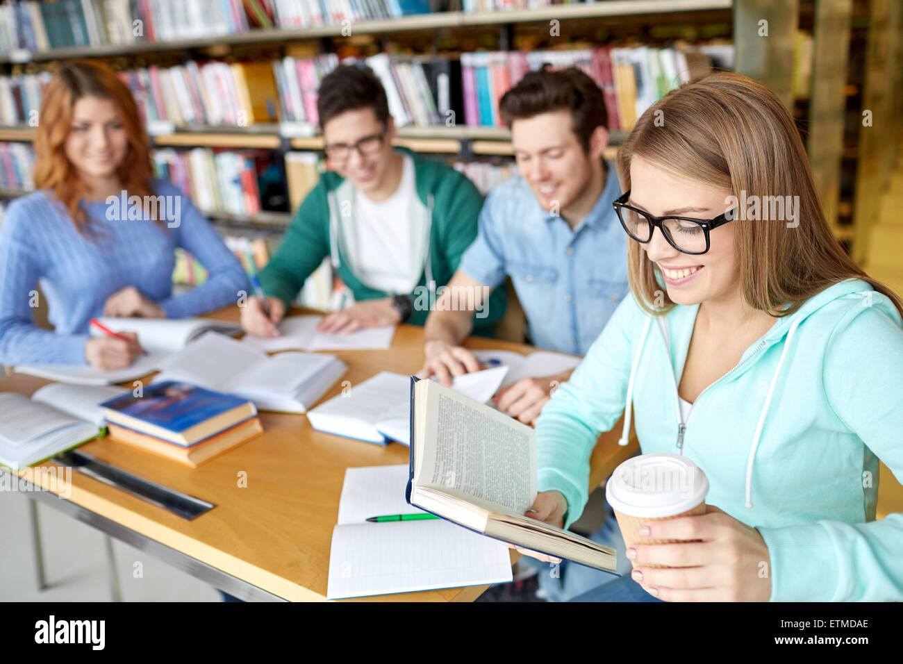 Studenten lesen und Kaffeetrinken in Bibliothek Stockfoto