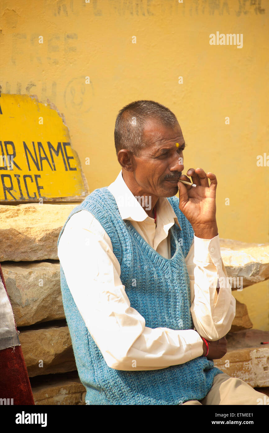 Indischer Mann Rauchen. Jaisalmer, Indien Stockfoto