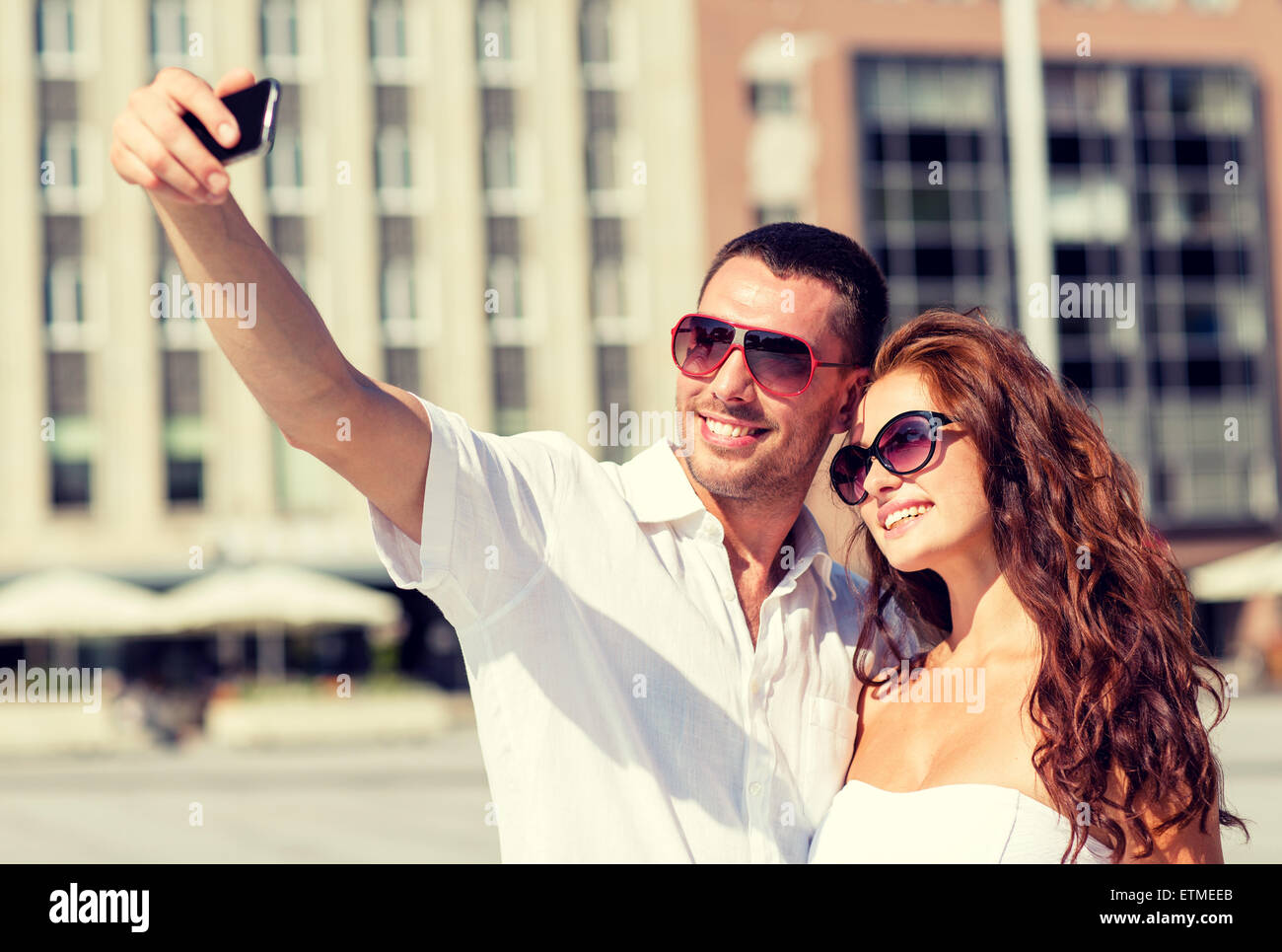 lächelnde paar in der Stadt Stockfoto