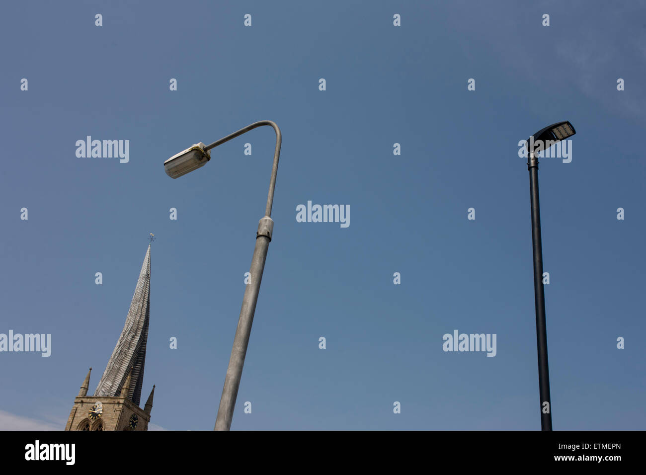 Schiefen Kirchturm der Kirche St. Mary und Allerheiligen in Chesterfield, Derbyshire. Es wird vermutet, dass das Verdrehen des Turms durch die Führung verursacht wurde, der die Turmspitze abdeckt. Chesterfield Parish Church ist eine anglikanische Kirche Sankt Maria und allen Heiligen, befindet sich in der Stadt von Chesterfield, Derbyshire, England. Überwiegend stammt aus dem 14. Jahrhundert und ist die Kirche ein Grad I aufgeführten Gebäude und ist am meisten bekannt für seine verdrehten Turm, ein architektonisches Phänomen führte zu der Kirche, die den gemeinsamen Beinamen des Crooked Spire gegeben hat. Stockfoto