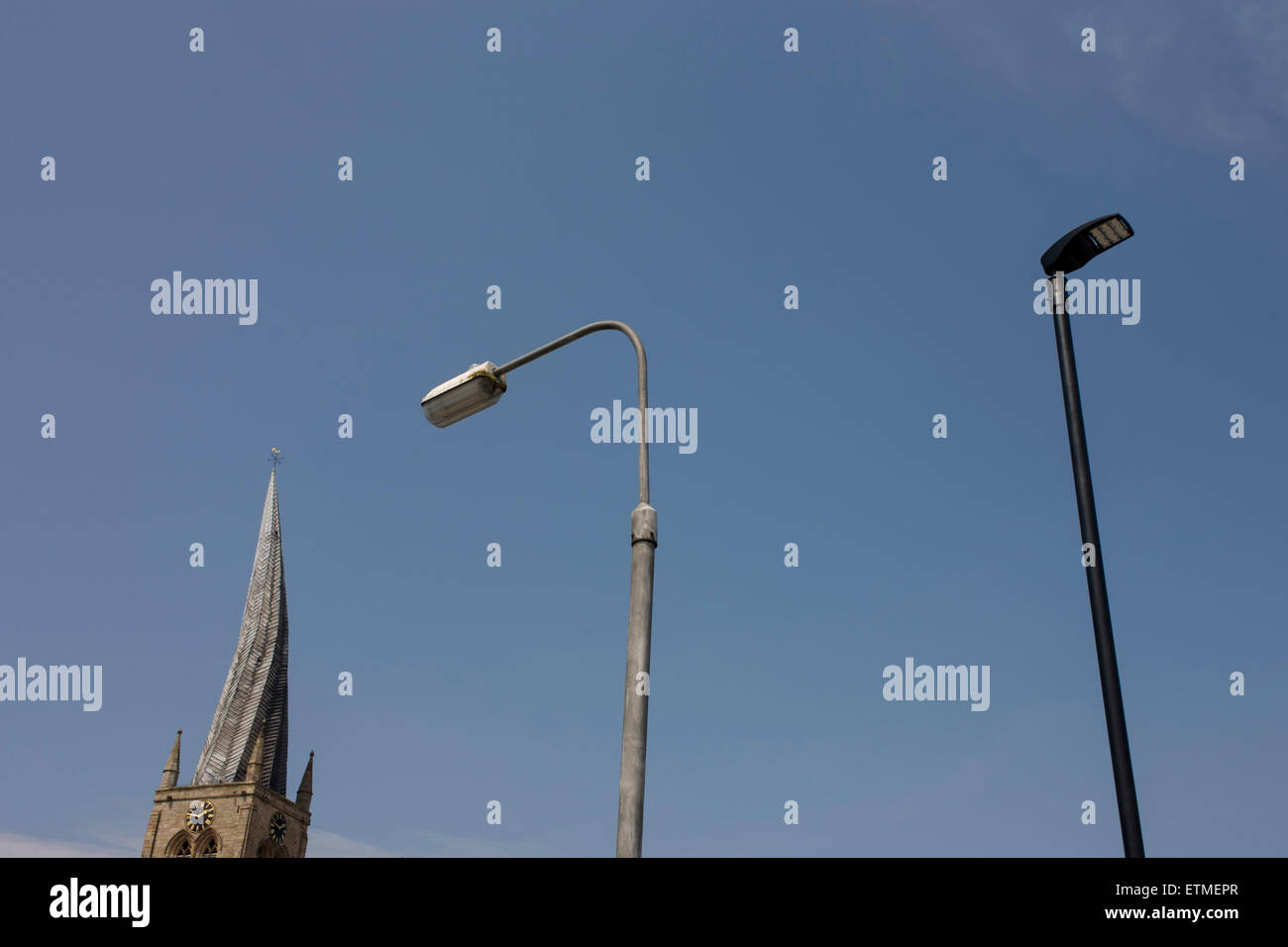 Schiefen Kirchturm der Kirche St. Mary und Allerheiligen in Chesterfield, Derbyshire. Es wird vermutet, dass das Verdrehen des Turms durch die Führung verursacht wurde, der die Turmspitze abdeckt. Chesterfield Parish Church ist eine anglikanische Kirche Sankt Maria und allen Heiligen, befindet sich in der Stadt von Chesterfield, Derbyshire, England. Überwiegend stammt aus dem 14. Jahrhundert und ist die Kirche ein Grad I aufgeführten Gebäude und ist am meisten bekannt für seine verdrehten Turm, ein architektonisches Phänomen führte zu der Kirche, die den gemeinsamen Beinamen des Crooked Spire gegeben hat. Stockfoto