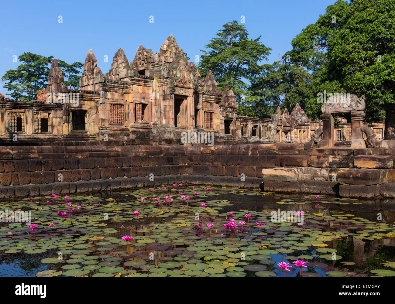Südlichen Gopuram des inneren Galerie, Lotus-Teich, Wasserbecken, Prasat Muang Tam, Muang Tam, Khmer-Tempel, Buri Ram Stockfoto
