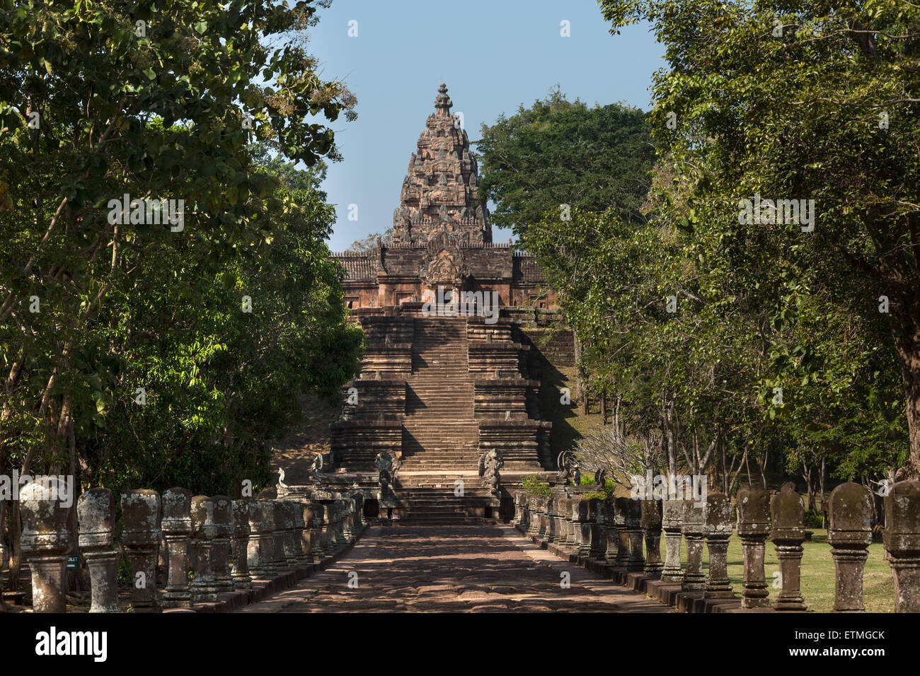 Lotus-förmigen Grenzsteine, des Königs Weg, Prozessionsweg Pfad und Naga Treppe zum Prasat Hin Khao Phanom Rung, Khmer-Tempel Stockfoto