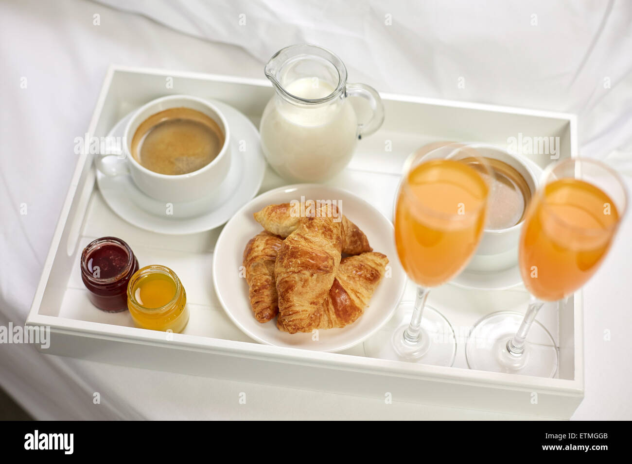 Nahaufnahme von Frühstück auf Tablett im Bett Stockfoto