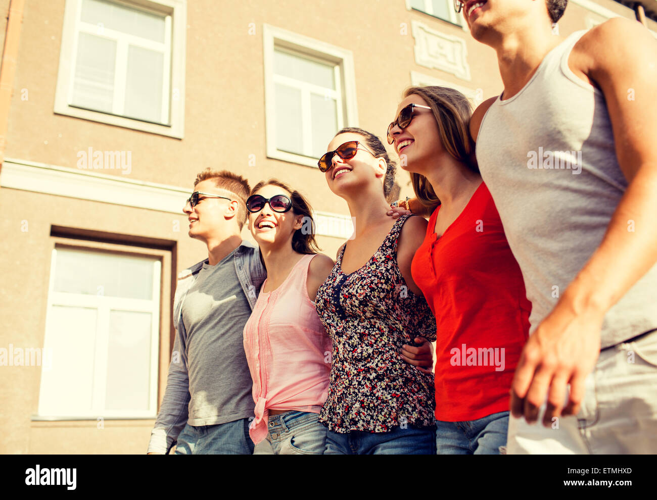Gruppe von lächelnden Freunde zu Fuß in die Stadt Stockfoto