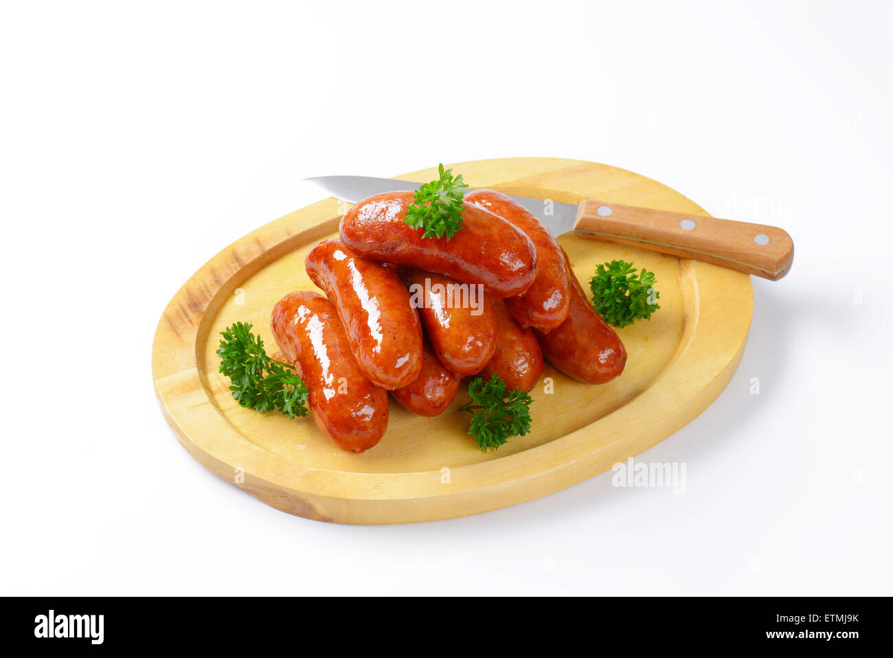 Stapel aus Pfanne gebratene Würstchen auf Schneidebrett Stockfoto