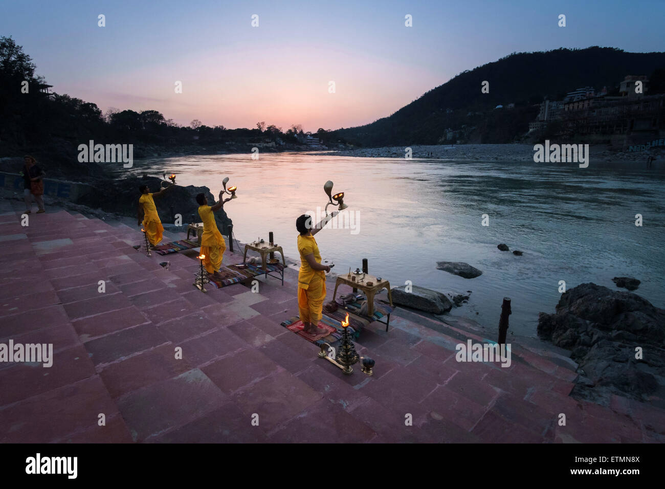 Der Fluss Ganges (Ganga Puja) verehren bei Sonnenuntergang auf den Ghats in Laxman Jula, Rishikesh. Stockfoto