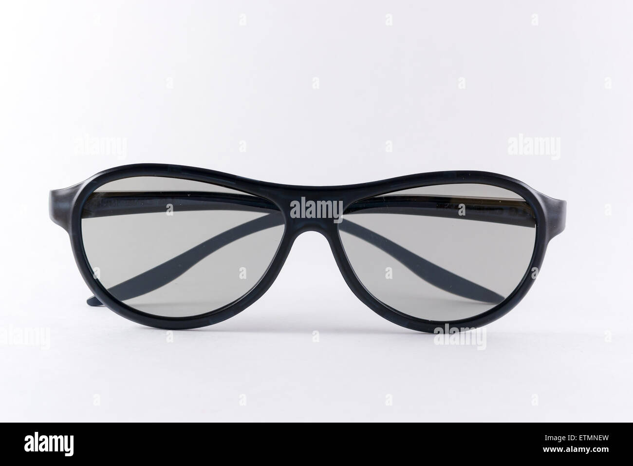 Sauber gefaltete schwarze 3D-Brille isoliert auf weißem Hintergrund Stockfoto