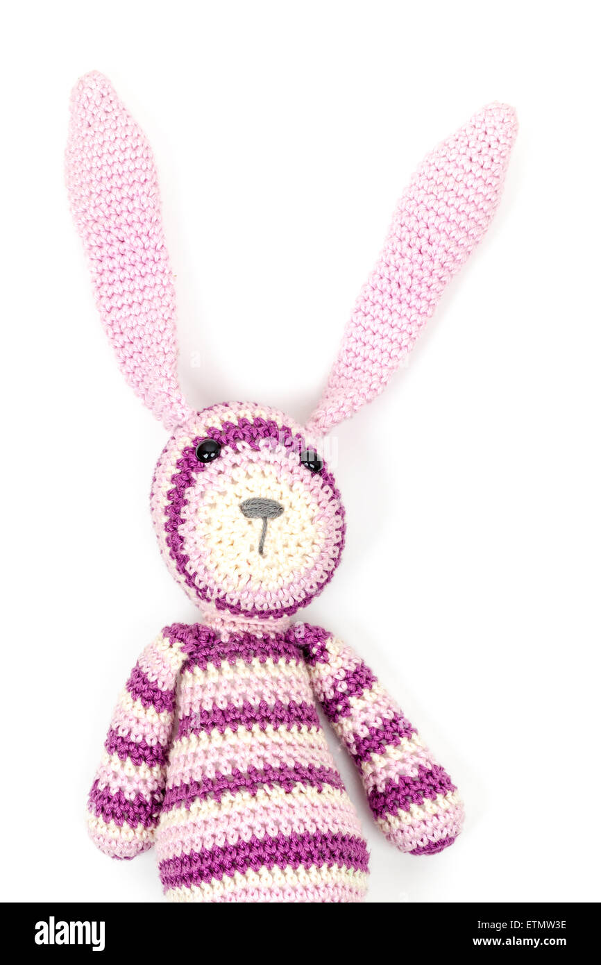 Lustige gestrickte Kaninchen Spielzeug mit Ohren, Porträt auf weißem Hintergrund Stockfoto