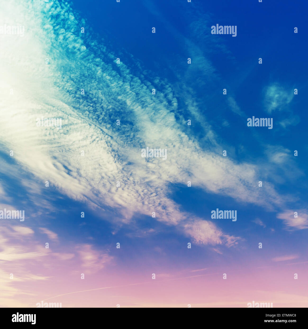 Hellen bewölkten Himmel, stilisierte Hintergrundtextur Foto mit tonalen Filter Korrektur Stockfoto