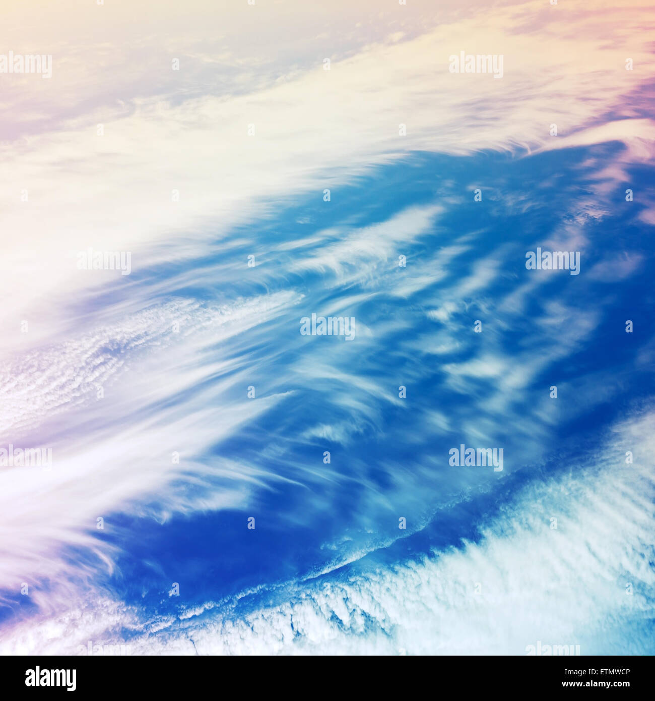 Leuchtend bunte bewölkten Himmel, stilisierte Hintergrundtextur Foto mit tonalen Filter Korrektur Stockfoto