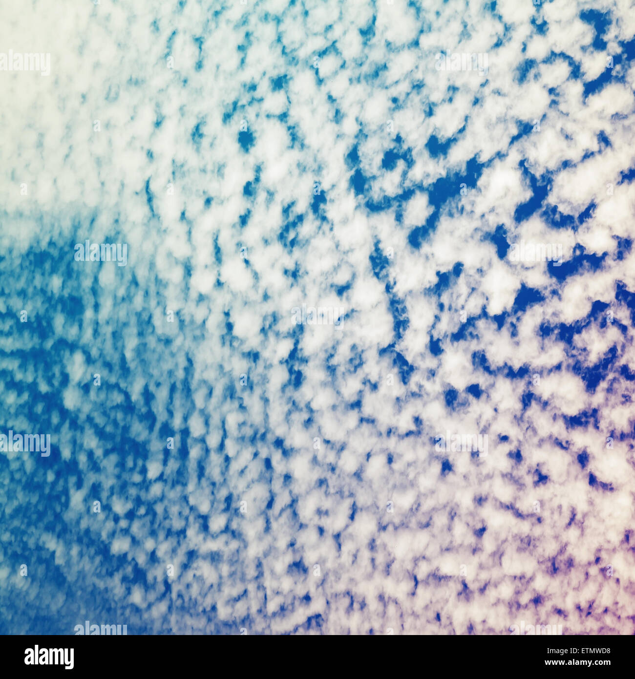 Hellen bewölkten Himmel, stilisierte quadratischen Foto Hintergrundtextur mit tonalen Filter Korrektur Stockfoto