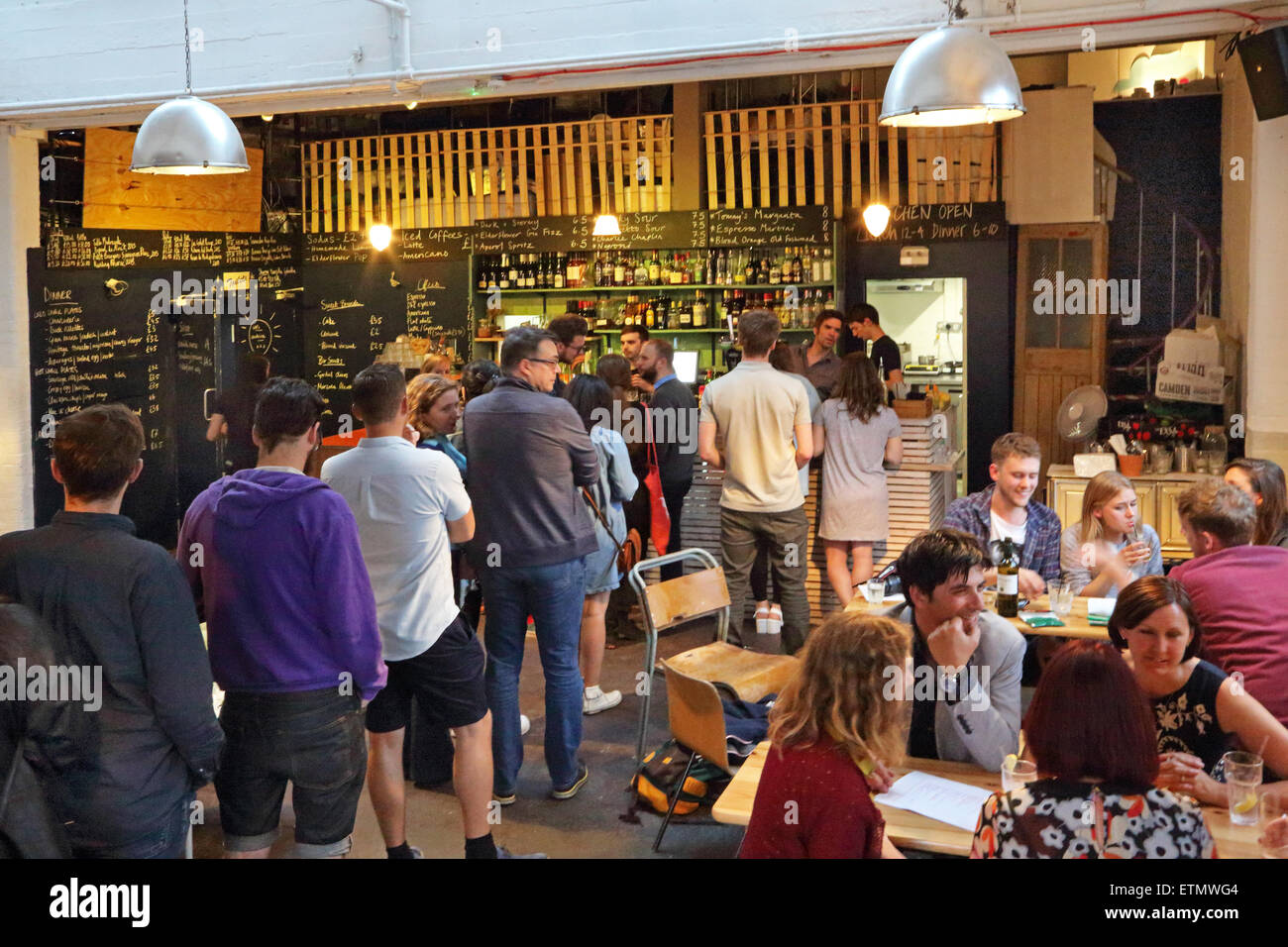 Kunden innerhalb der Neunen, ein Pop-up-Bar in Peckham hinter dem berühmten Bussey Gebäude Stockfoto