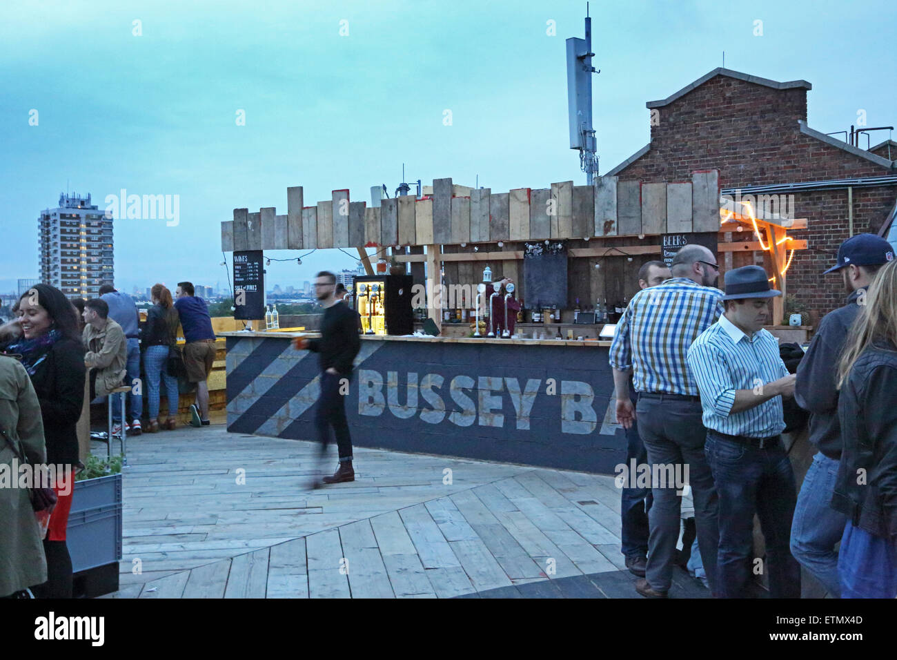 Kunden, die trinken an der Bar auf dem Dach Peckhams Bussey Building - einer umgebauten Fabrik beherbergt heute Künstler und Veranstaltungsorte Stockfoto