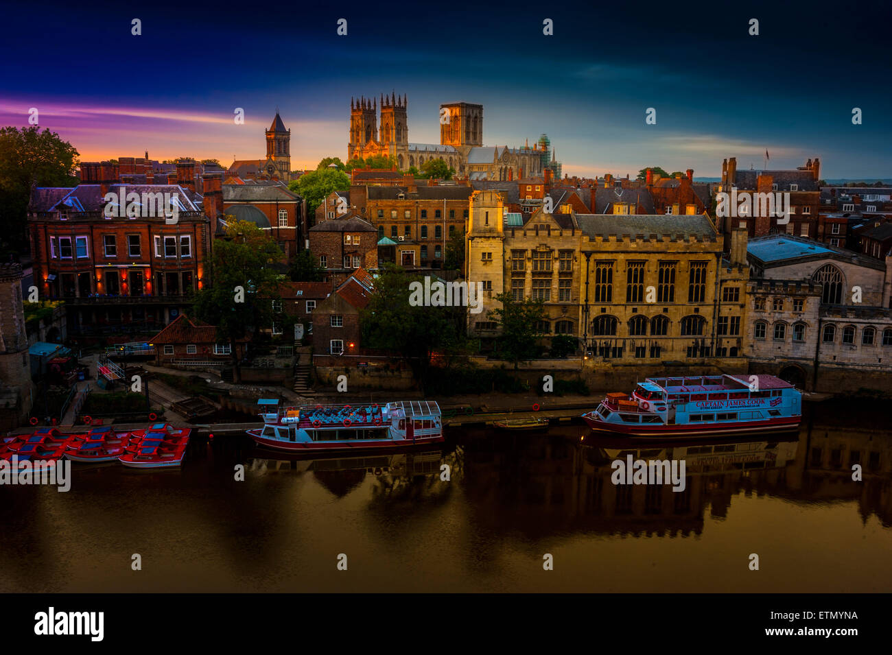 York Minster und Fluss Ouse, York, UK, bei Sonnenuntergang. Stockfoto