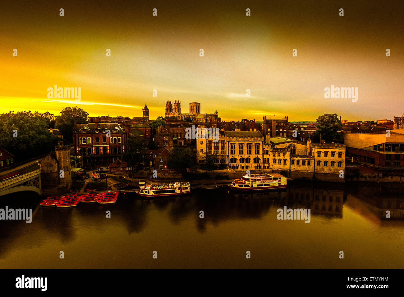 York Minster und Fluss Ouse, York, UK, bei Sonnenuntergang. Stockfoto