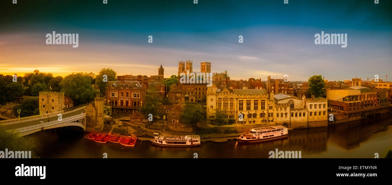 Panoramablick auf York Minster und River Ouse, York, UK, bei Sonnenuntergang. Stockfoto