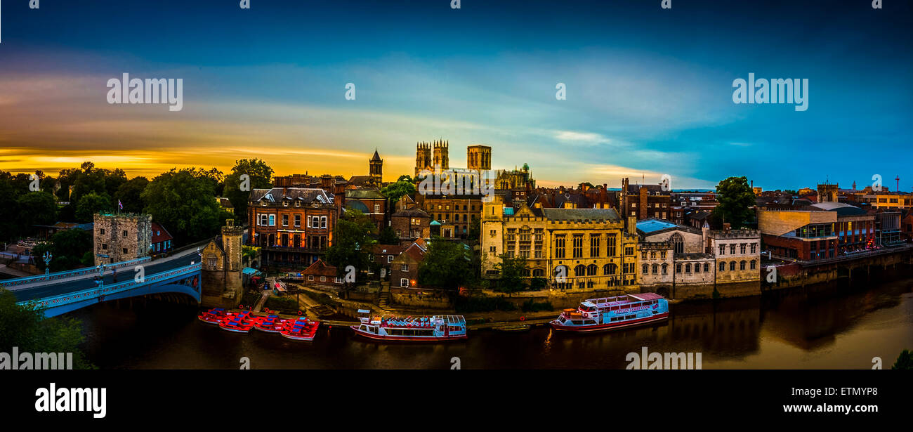 Panoramablick auf York Minster und River Ouse, York, UK, bei Sonnenuntergang. Stockfoto