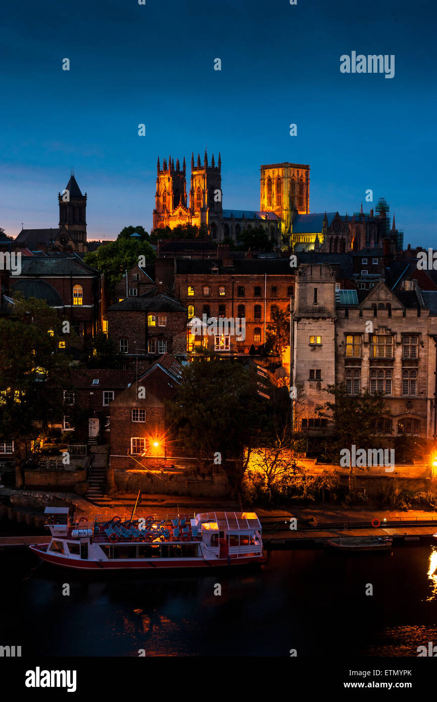 York Minster und Fluss Ouse, York, UK, bei Sonnenuntergang. Stockfoto