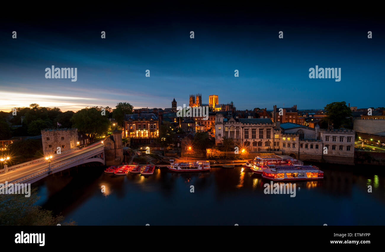 York Minster und Fluss Ouse, York, UK, bei Sonnenuntergang. Stockfoto