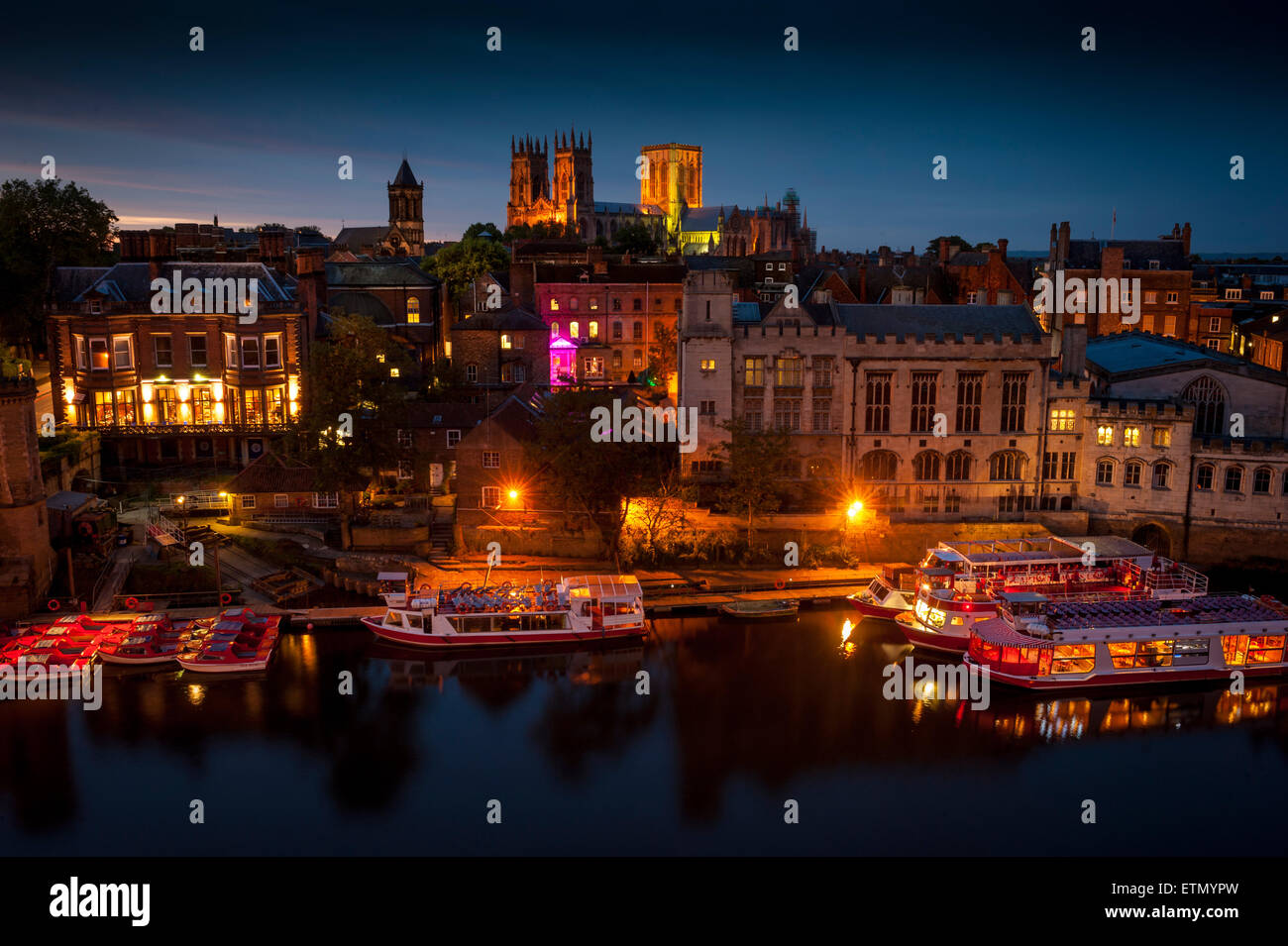 York Minster und Fluss Ouse, York, UK, bei Sonnenuntergang. Stockfoto