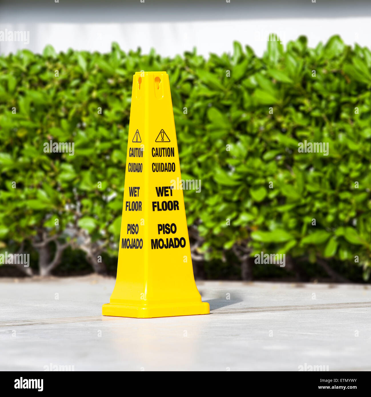 Gelbes Schild Vorsicht nassen Boden. Im freien Stockfoto