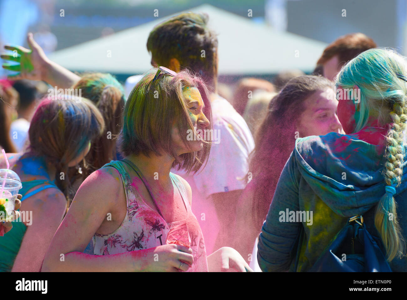 Holi-Fest der Farben, ist die Veranstaltung zeitlich so Tag der Russischen Föderation. Kaliningrad Stockfoto