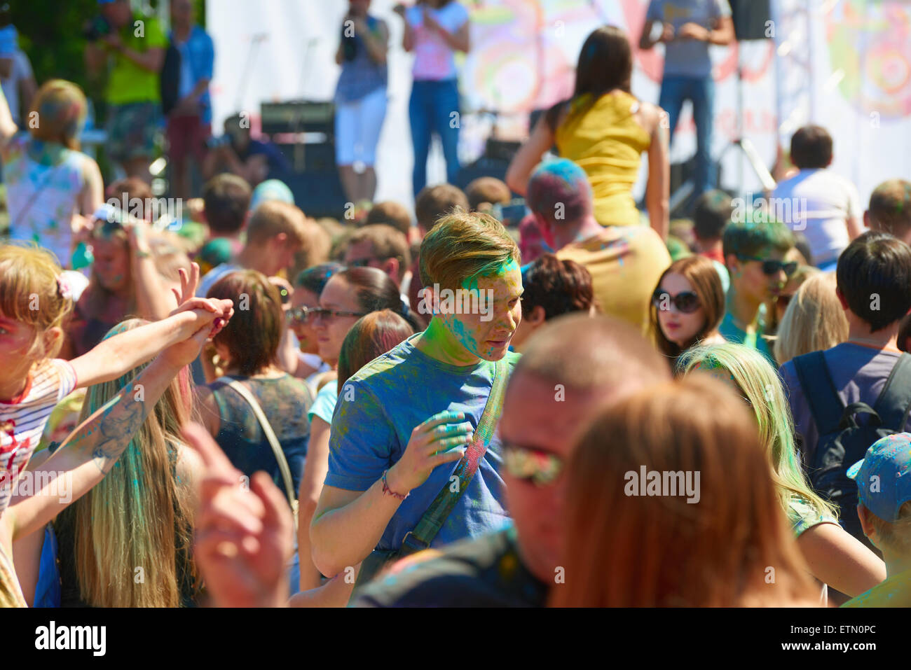 Holi-Fest der Farben, ist die Veranstaltung zeitlich so Tag der Russischen Föderation. Kaliningrad Stockfoto