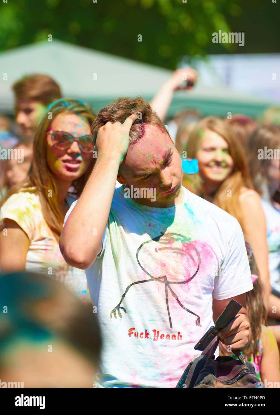 Holi-Fest der Farben, ist die Veranstaltung zeitlich so Tag der Russischen Föderation. Kaliningrad Stockfoto