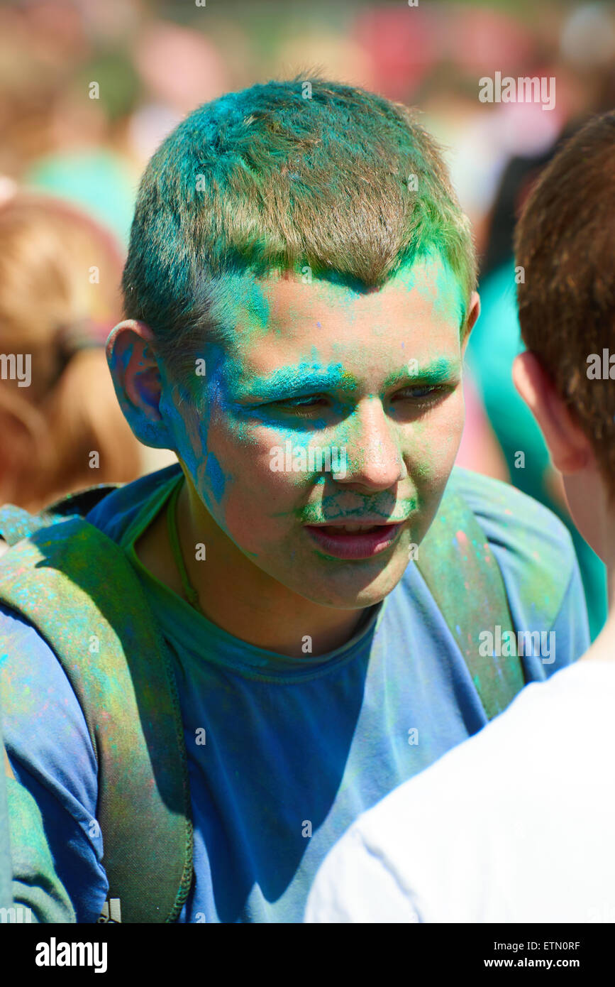 Holi-Fest der Farben, ist die Veranstaltung zeitlich so Tag der Russischen Föderation. Kaliningrad Stockfoto