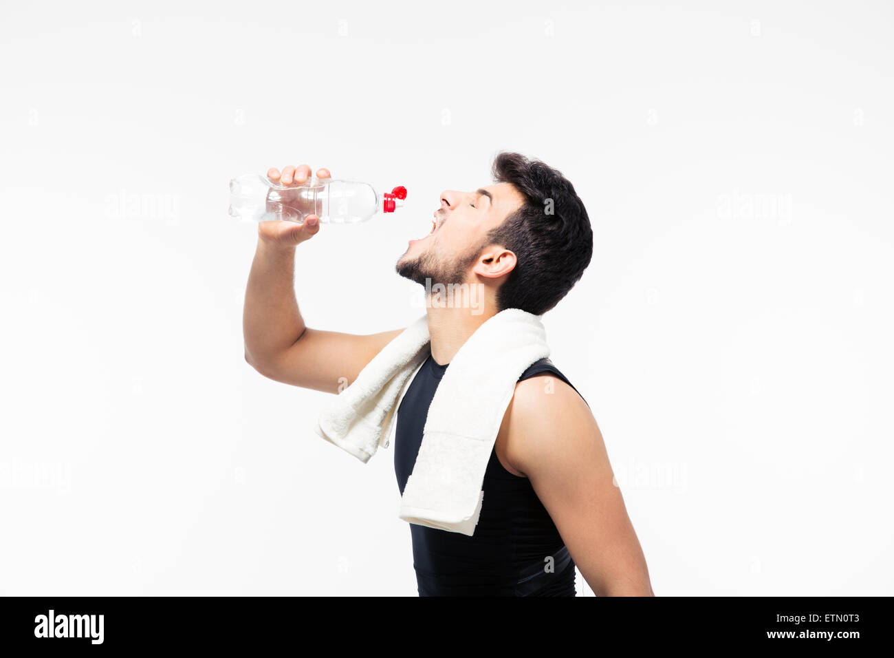 Sportler mit Handtuch Trinkwasser isoliert auf weißem Hintergrund Stockfoto