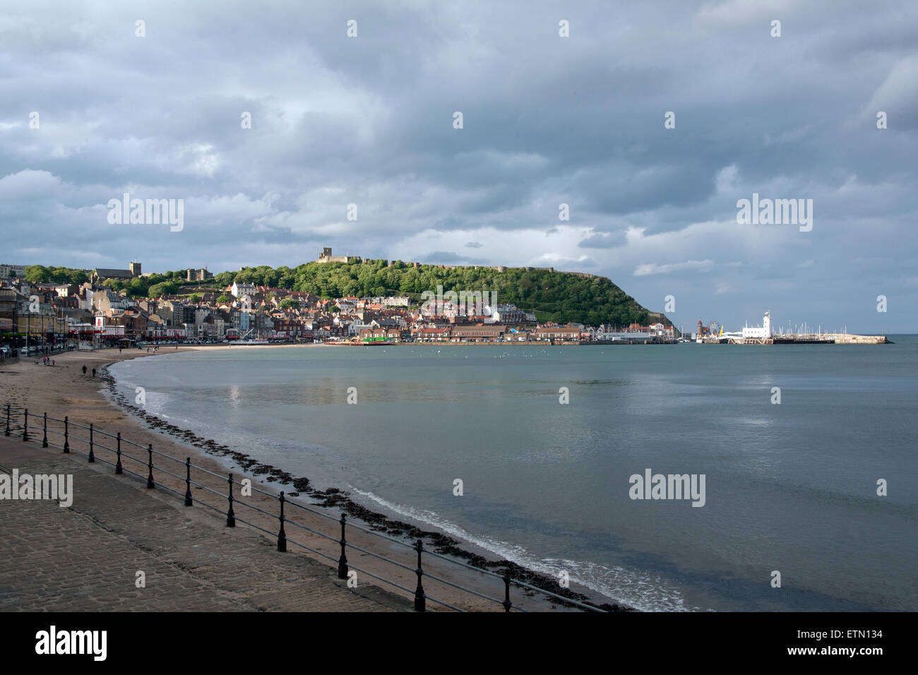 Die Kurve der Bucht mit Blick auf Schloss-Hügel und den Leuchtturm, South Bay, Scarborough, Yorkshire England UK Stockfoto