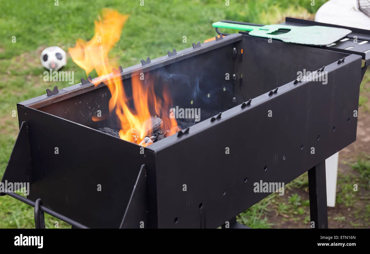 Heiße brennende Holzkohle Grill in Brand Stockfoto