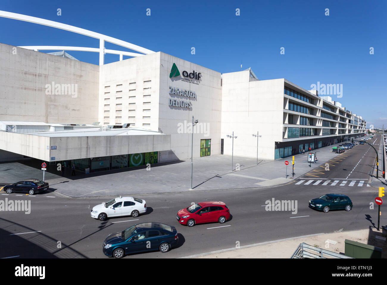 Der neue moderne Bahnhof Zaragoza Delicias außen. Provinz Aragon, Spanien Stockfoto