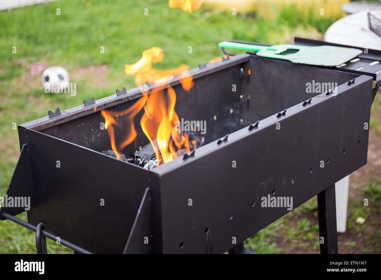 Heiße brennende Holzkohle Grill in Brand Stockfoto