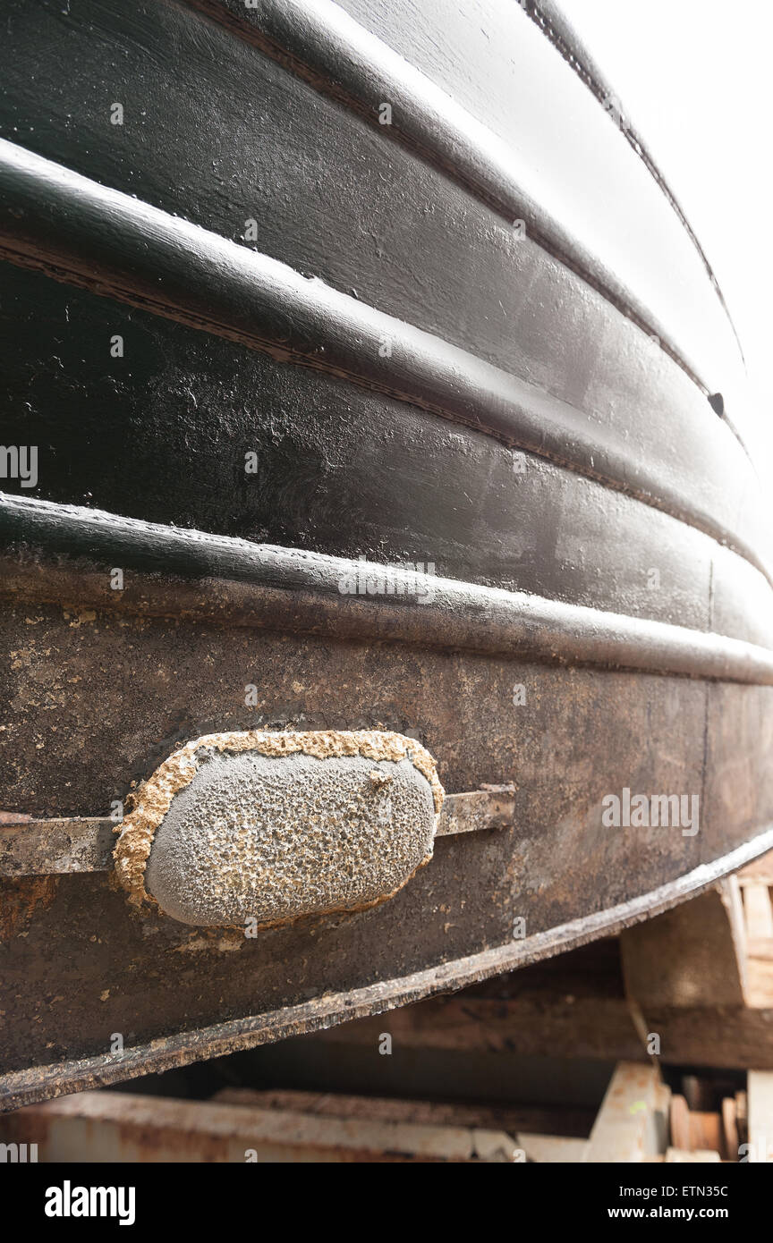 Großen Opferanode auf Stahlrumpf Kanalboot engen Schiff im Trockendock 30 % verschlechterte sich im Süßwasser für 3 Jahre Stockfoto
