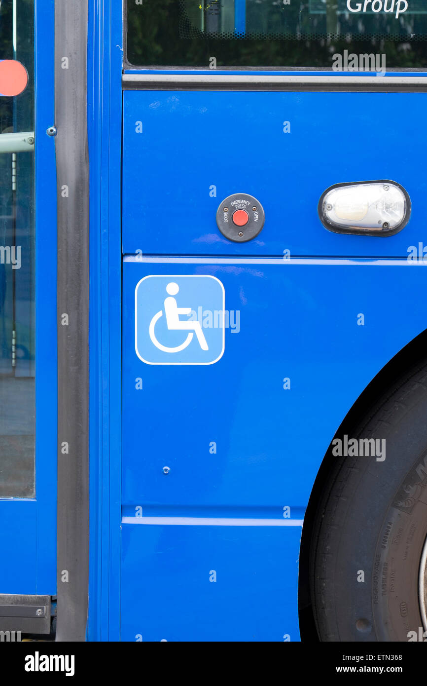 UK-Linienbus mit behindertengerechtem Zugang Stockfoto