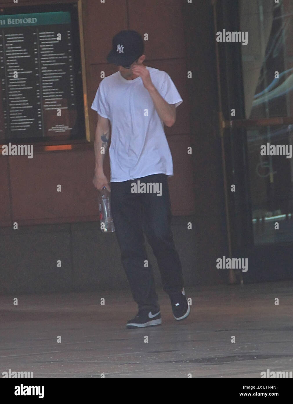 Desmond Harrington Angriffe TMZ-Kameramann, als er eine Ärzte geht Büro. Harrington nutzt seine Faust zu Anthony Lambinus Gesicht. Harrington links tauchte die Szene vor der Polizei um zu melden. Lambinus links mit gequetschten Hals und eine blutige Lippe Featuring: Desmond Harrington wo: Beverly Hills, Kalifornien, USA bei: 16. März 2015 Credit: WENN.com Stockfoto