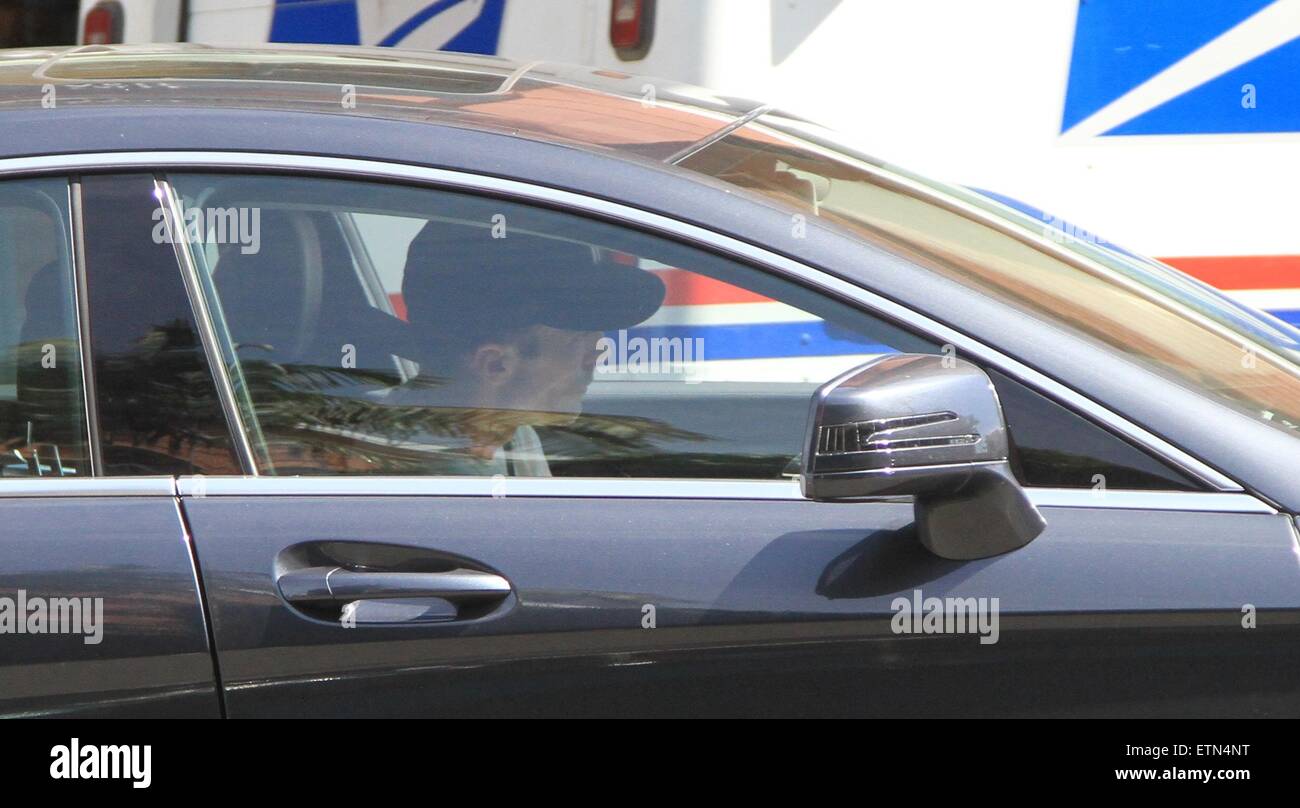 Desmond Harrington Angriffe TMZ-Kameramann, als er eine Ärzte geht Büro. Harrington nutzt seine Faust zu Anthony Lambinus Gesicht. Harrington links tauchte die Szene vor der Polizei um zu melden. Lambinus links mit gequetschten Hals und eine blutige Lippe Featuring: Desmond Harrington wo: Beverly Hills, Kalifornien, USA bei: 16. März 2015 Credit: WENN.com Stockfoto