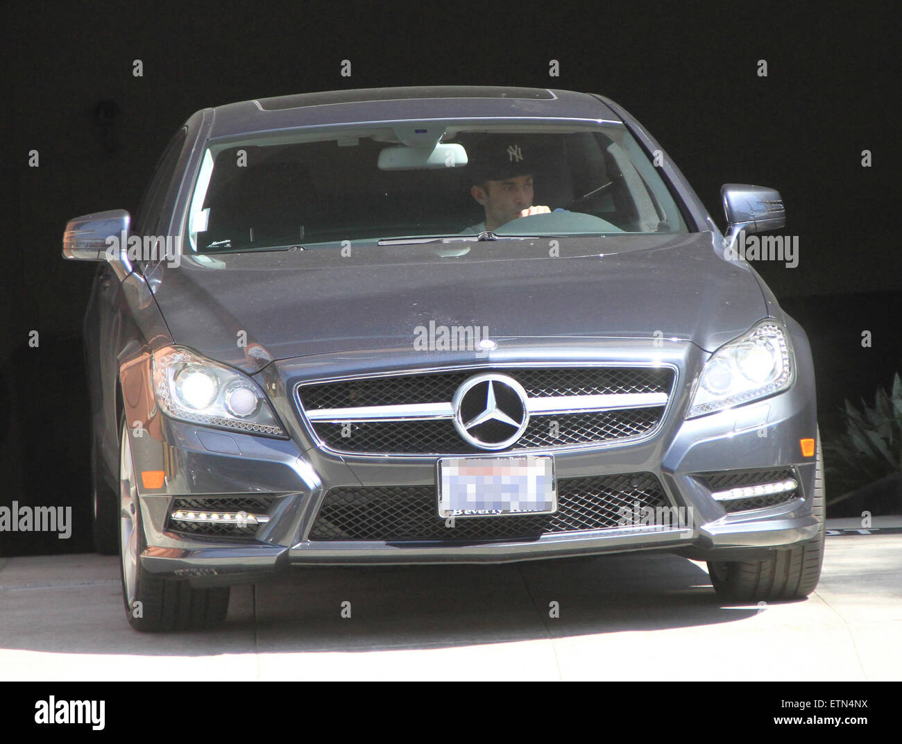 Desmond Harrington Angriffe TMZ-Kameramann, als er eine Ärzte geht Büro. Harrington nutzt seine Faust zu Anthony Lambinus Gesicht. Harrington links tauchte die Szene vor der Polizei um zu melden. Lambinus links mit gequetschten Hals und eine blutige Lippe Featuring: Desmond Harrington wo: Beverly Hills, Kalifornien, USA bei: 16. März 2015 Credit: WENN.com Stockfoto