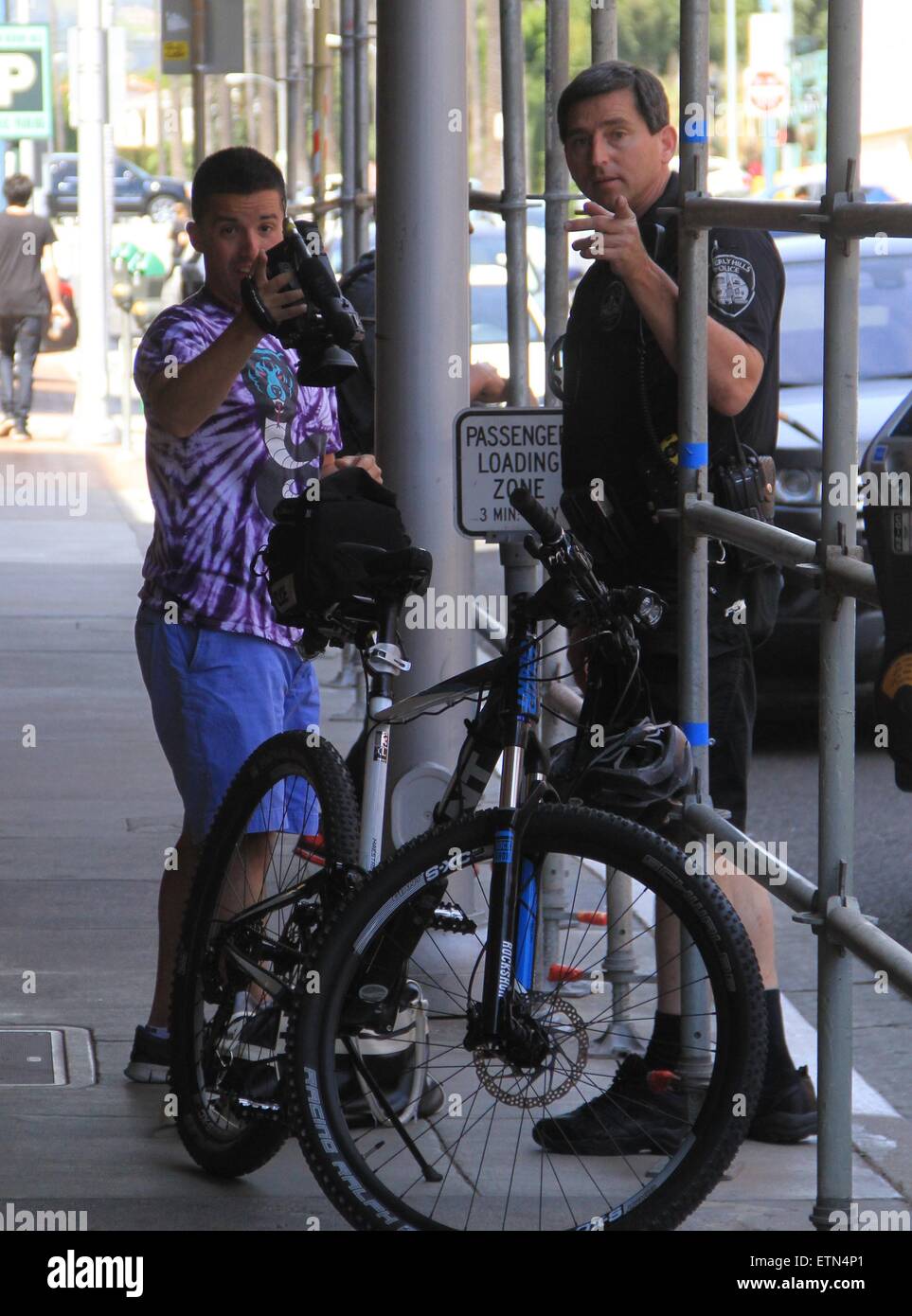 Desmond Harrington Angriffe TMZ-Kameramann, als er eine Ärzte geht Büro. Harrington nutzt seine Faust zu Anthony Lambinus Gesicht. Harrington links tauchte die Szene vor der Polizei um zu melden. Lambinus links mit gequetschten Hals und eine blutige Lippe Featuring: Anthony Lambinus Where: Beverly Hills, Kalifornien, USA bei: 16. März 2015 Credit: WENN.com Stockfoto