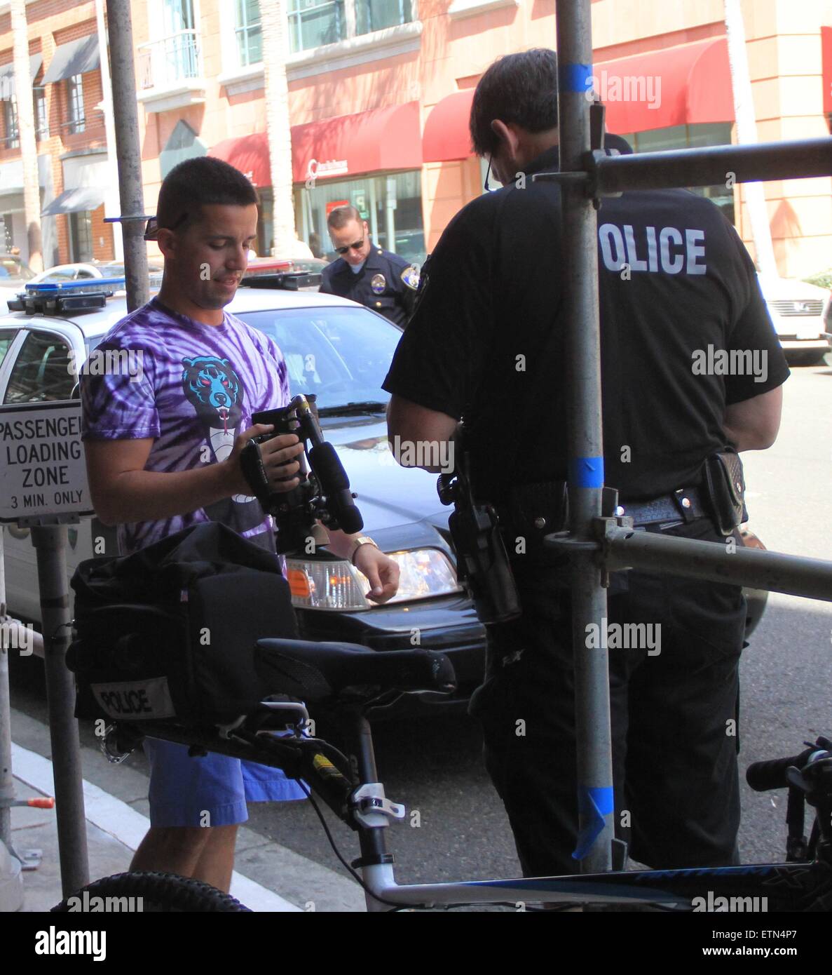 Desmond Harrington Angriffe TMZ-Kameramann, als er eine Ärzte geht Büro. Harrington nutzt seine Faust zu Anthony Lambinus Gesicht. Harrington links tauchte die Szene vor der Polizei um zu melden. Lambinus links mit gequetschten Hals und eine blutige Lippe Featuring: Anthony Lambinus Where: Beverly Hills, Kalifornien, USA bei: 16. März 2015 Credit: WENN.com Stockfoto