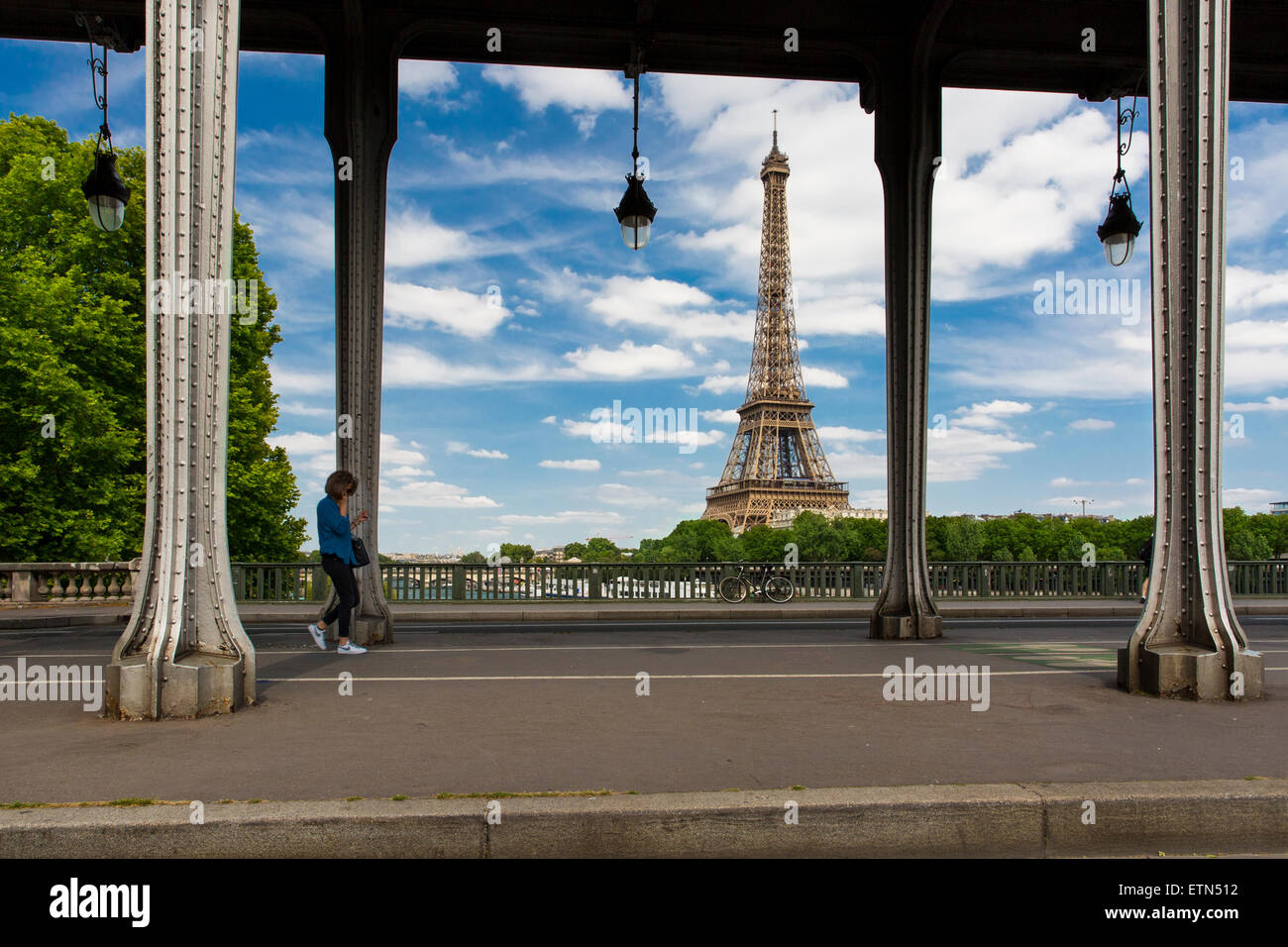 Am Nachmittag Sonne auf Pont Bir Hakeim und Eiffelturm, Paris, Frankreich Stockfoto