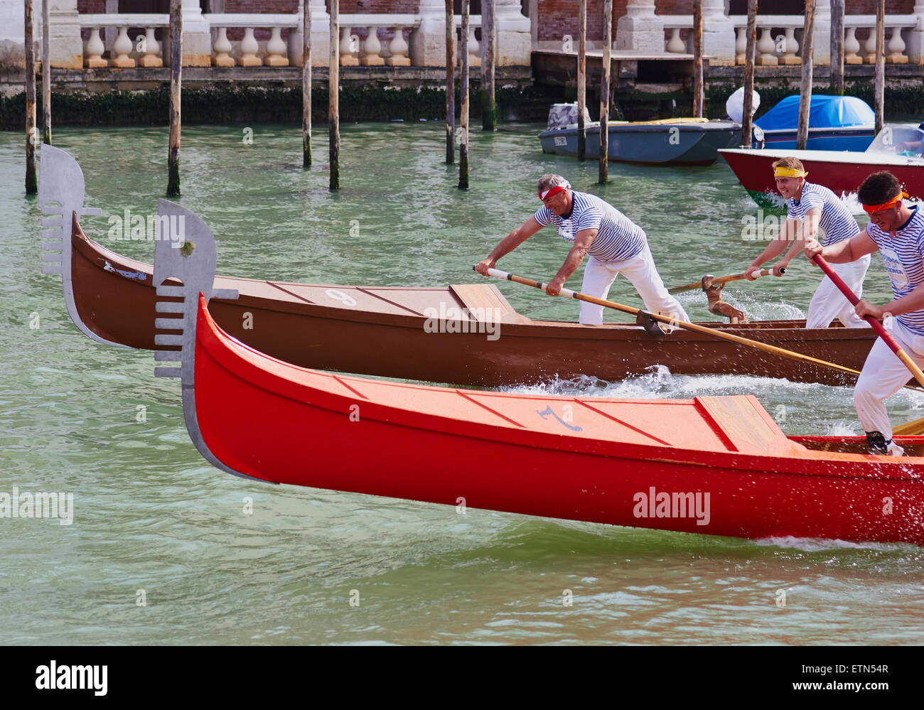 Zwei Teams Rennen in Richtung Ziellinie Gondeln auf dem Canal Grande Venedig Veneto Italien Europa Stockfoto