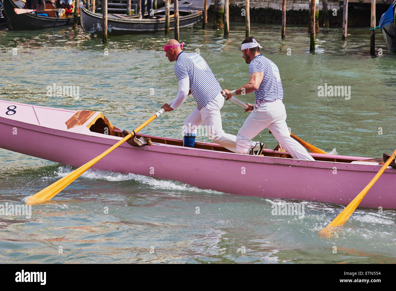 Rosa Gondel führt die jährliche Gondel Rennen auf den Canal Grande Venedig Veneto Italien Europa Stockfoto