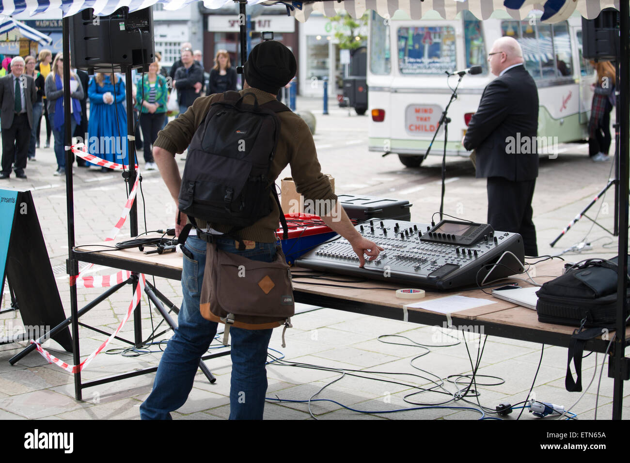 Ein Tontechniker einen Sound Mischpult bei einer Outdoor-Veranstaltung in Betrieb Stockfoto