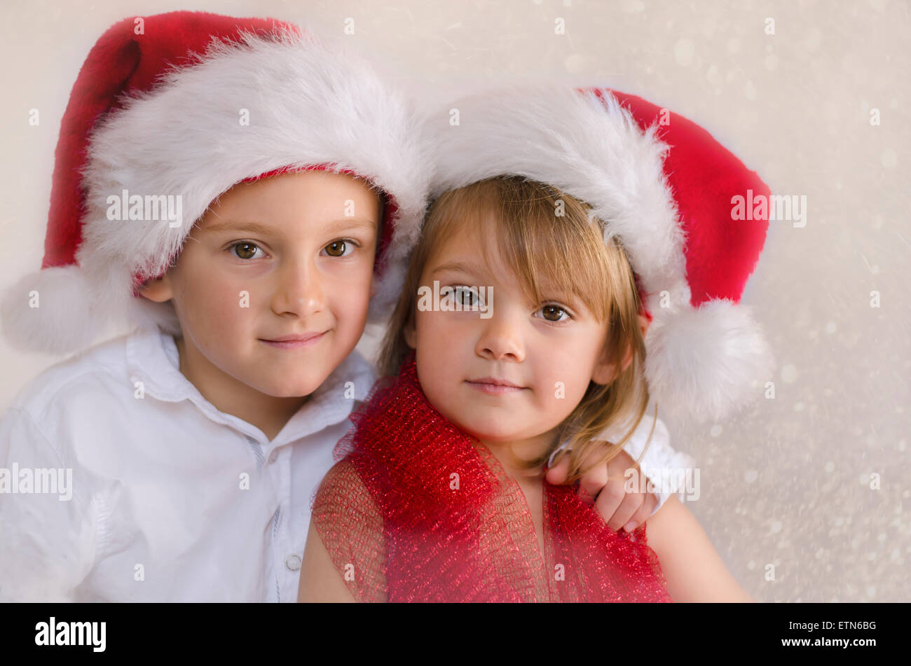 Porträt von zwei Kindern im Weihnachtsmützen Stockfoto